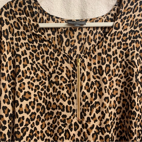 Bold Elements Cut to Curve leopard silky zipper blouse | XL - Picture 3 of 6